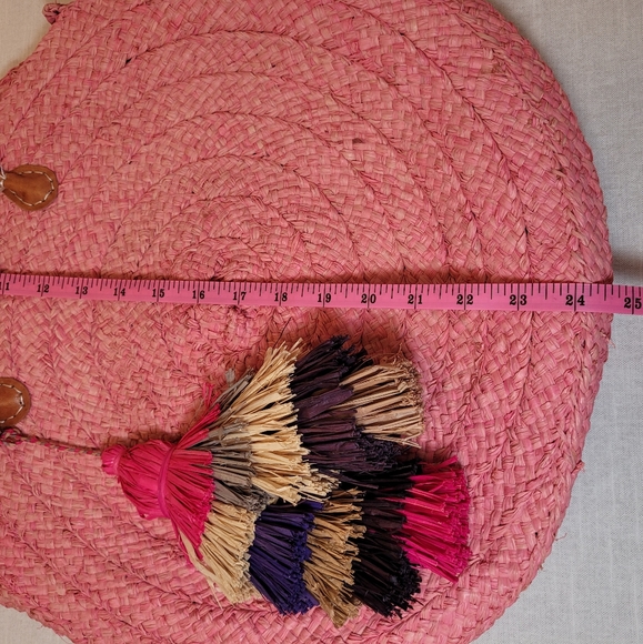 La Jolla round raffia/ straw handbag wifh straw tassel made in Madagascar - Picture 7 of 8